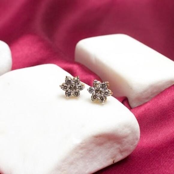 BOGO FREE FLOAL SNOKY CRYSTAL STUD EARRINGS - Picture 1 of 6